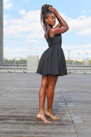 Schwarzes Minikleid mit abnehmbarer Blütenapplikation