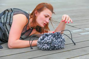 Glitzernde Pailletten-Handtasche in Schwarz-Silber