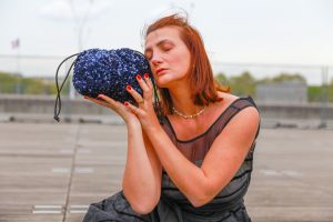 Glitzernde Pailletten-Handtasche in Schwarz-Silber