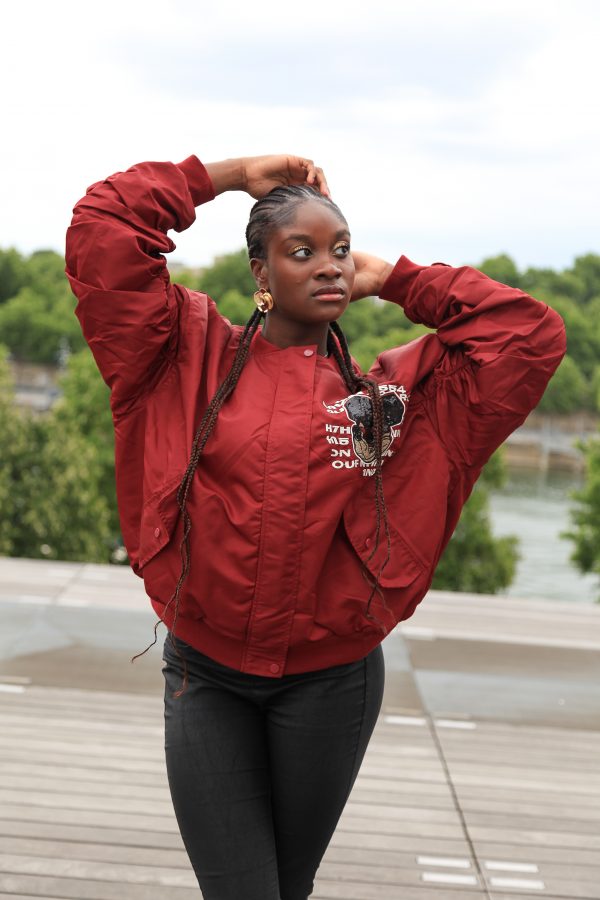 Oversized Bomberjacke – Bordeaux mit Cartoon-Print – Bild 5