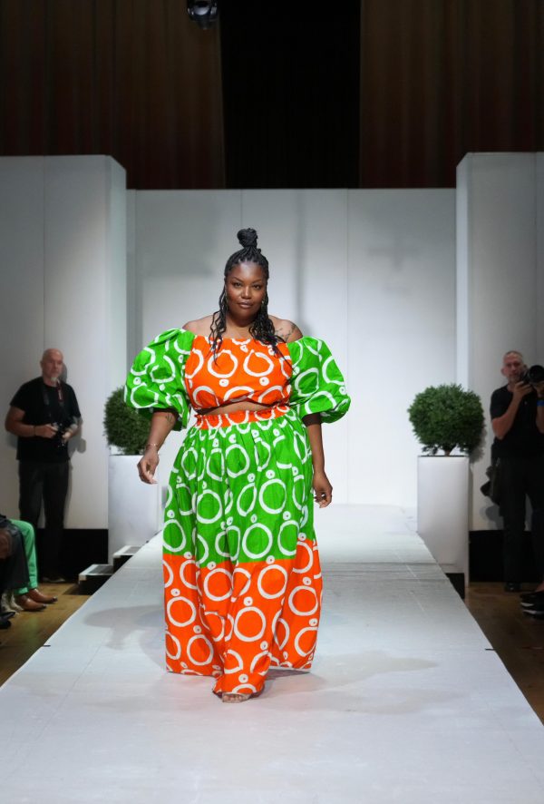 SIKATÍ Design – African Fashion Week Cologne 2025: Grün-Orange Maxikleid mit Puffärmeln & Ethno-Muster (Einzelstück) - Image 3
