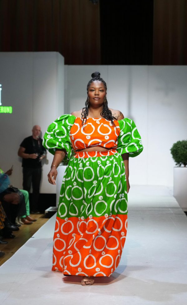 SIKATÍ Design – African Fashion Week Cologne 2025: Grün-Orange Maxikleid mit Puffärmeln & Ethno-Muster (Einzelstück)