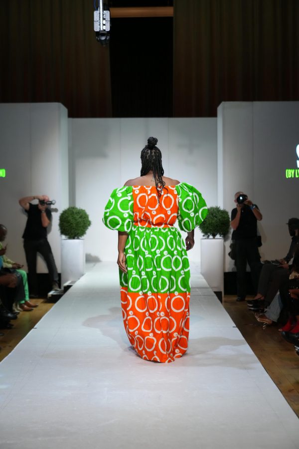 SIKATÍ Design – African Fashion Week Cologne 2025: Grün-Orange Maxikleid mit Puffärmeln & Ethno-Muster (Einzelstück) - Image 2