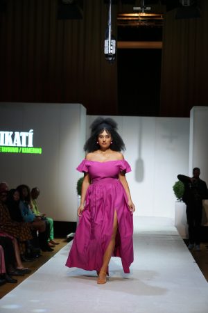 Sikatí Runway Set „Rosá“ – Zweiteiler Off-Shoulder in Rosa-Pink