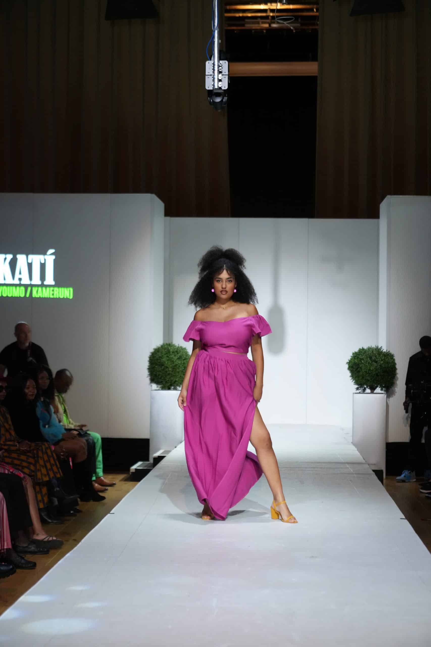 Sikatí Runway Set „Rosá“ – Zweiteiler Off-Shoulder in Rosa-Pink - Image 3