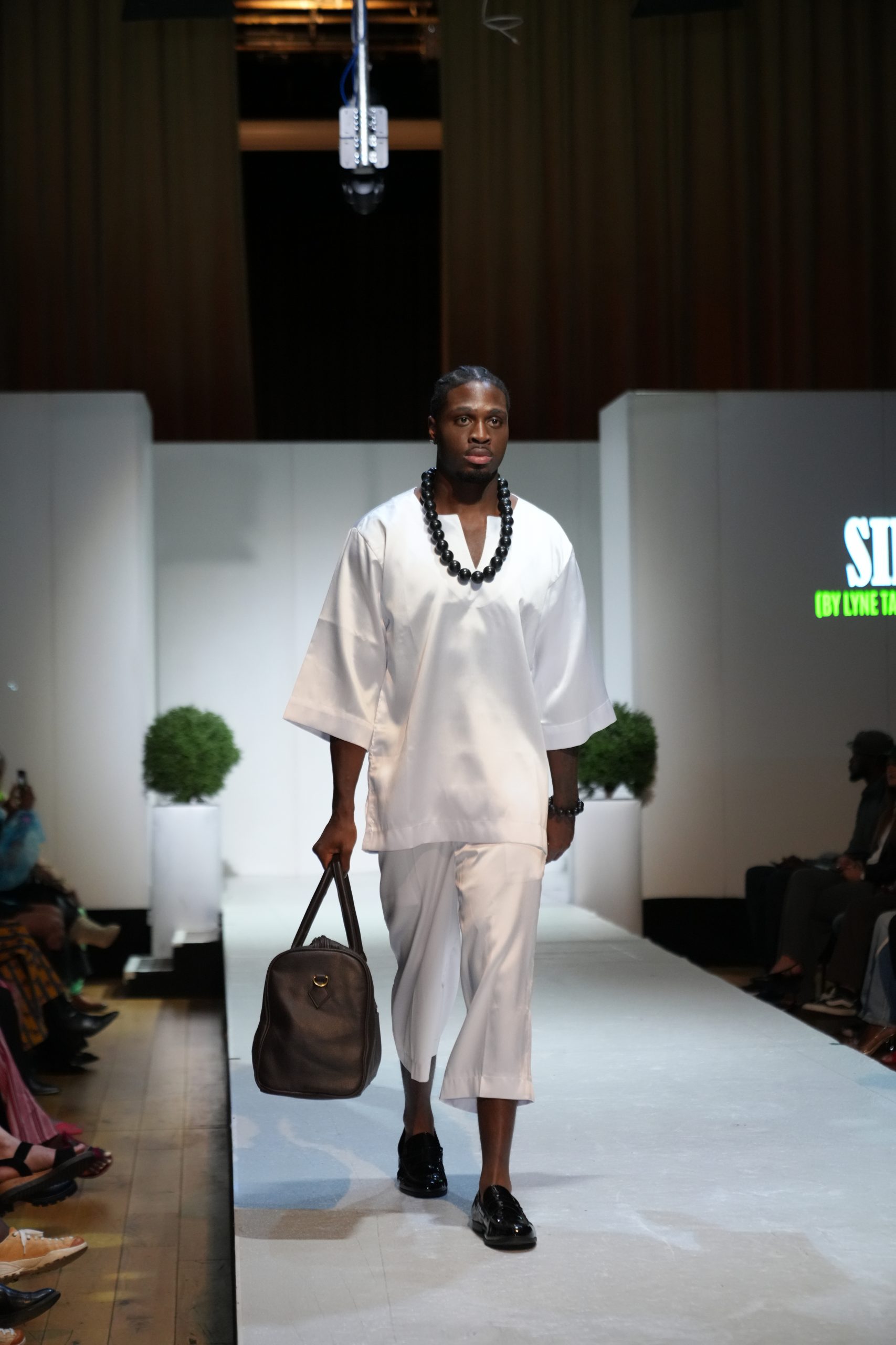 Sikatí “Kumálo” Runway Men’s Set – Satin Look Top & Cropped Trousers – Bild 2