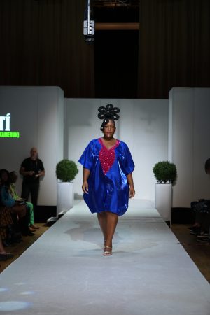 Sikatí „Royal Glow Kaftan Kleid“ – mit pinken Akzenten