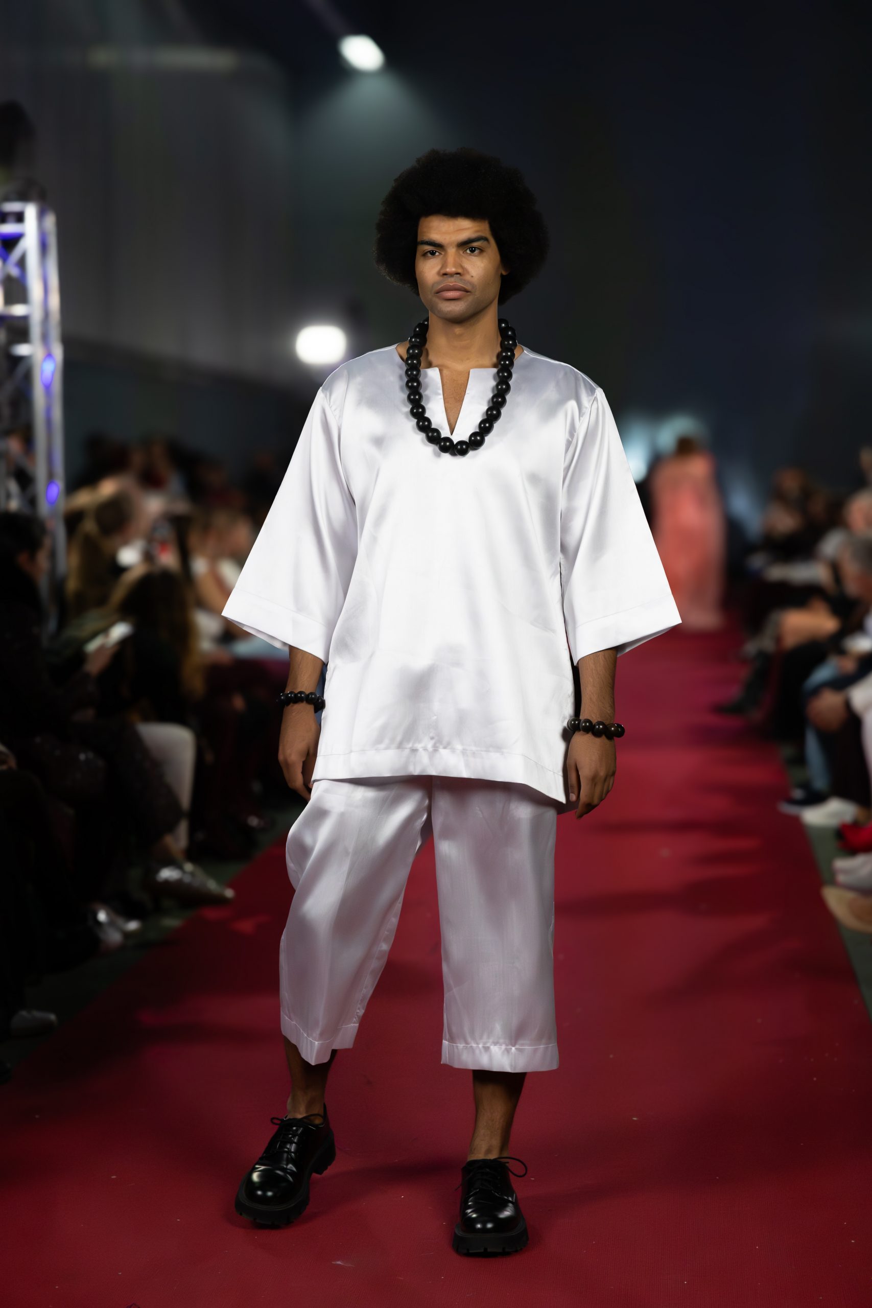 Sikatí “Kumálo” Runway Men’s Set – Satin Look Top & Cropped Trousers – Bild 3