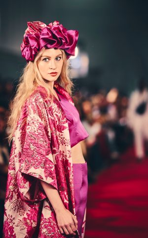 Sikatí “Royal Pink Bloom” – Couture Dreiteiler mit Statement-Headpiece