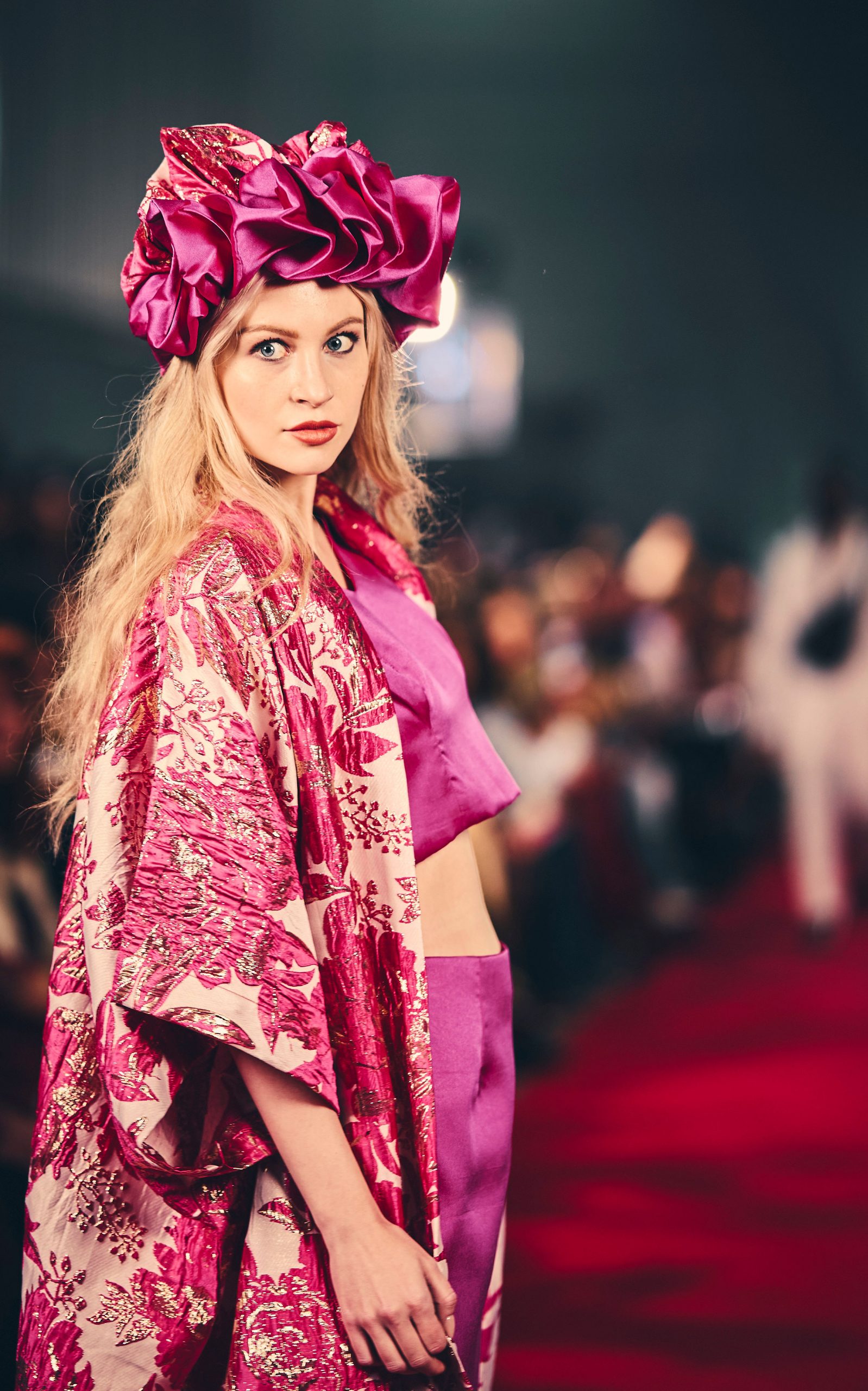 Sikatí “Royal Pink Bloom” – Couture Dreiteiler mit Statement-Headpiece